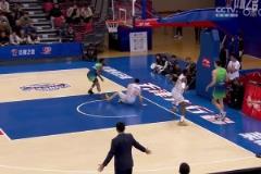 演技沒能躲過火眼金睛！張寧造進(jìn)攻犯規(guī)后，裁判補(bǔ)吹其假摔技犯