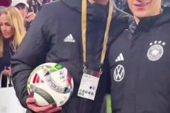 德意之戰(zhàn)小球童一夜走紅，獲贈球衣球票還能參加歐冠