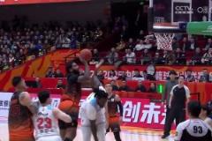 NBA級別的對抗！克里斯滯空正面頂飛哈雷爾 強硬打板上籃命中