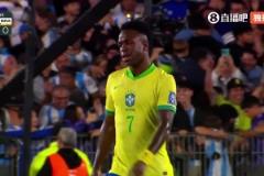 巴西連送兩球后，維尼修斯十分失望地搖了搖頭