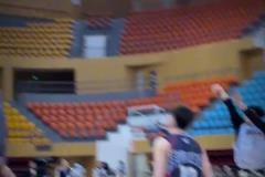 也是挺累~杜鋒從球隊下班，小朋友追著要簽名堵住車門