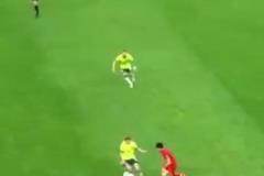 初生牛犢！現(xiàn)場視角看王鈺棟面對澳大利亞上演穿襠過人