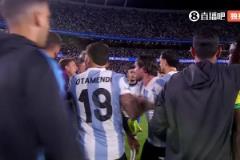 南美火氣真大！中場時維尼修斯又去找大馬丁深度溝通了