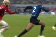 鐵血染紅！特奧95分鐘滑鏟封喉，用一張紅牌捍衛(wèi)圣西羅尊嚴(yán)