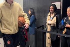 神級三分絕殺湖人！基迪賽后把比賽用球和球衣帶回家收藏了