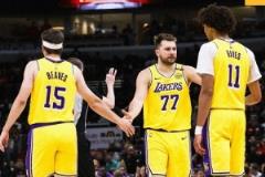 湖人慘遭絕殺，湖蜜怒斥：你們讓?xiě)偻卑雸?chǎng)投進(jìn)絕殺？LBJ在干嘛？