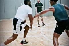 野球場(chǎng)上的人形畫刷，三球這波no-look pass把防守者當(dāng)旗子擺布