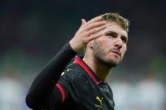 S-希門尼斯：我和妻子是通過網(wǎng)絡(luò)游戲認(rèn)識的，她就住在我家附近