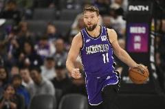 小薩半場(chǎng)高效表現(xiàn)：4投4中砍8分10板3助正負(fù)值+12