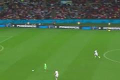 一戰(zhàn)驚天下！諾伊爾巴西世界杯上面對阿爾及利亞的出擊飛鏟