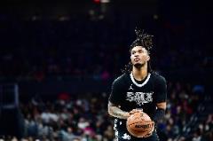 馬刺代理主帥贊賞卡斯?fàn)柕那致孕?，他正在學(xué)習(xí)控制進(jìn)攻欲望