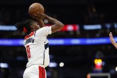 卡林頓單賽季命中113記三分 創(chuàng)隊史新秀三分紀錄