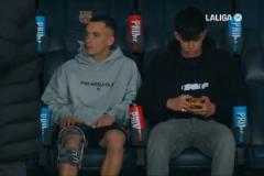 卡薩多換新發(fā)型佩戴護(hù)具觀戰(zhàn)巴薩對(duì)陣奧薩蘇納