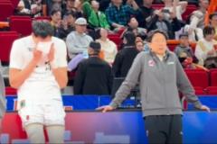 周琦賽前滴眼藥水擦眼睛 媒體人疑其眼睛不適