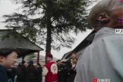 “Kongfu monkey！”中國(guó)路人對(duì)甲亢哥作出搞怪動(dòng)作