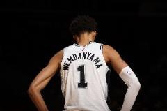 法國男籃主帥確認文班亞馬已完成手術，有望出戰(zhàn)歐錦賽，馬刺主帥表示不知情。