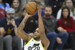 替補(bǔ)爆發(fā)！森薩博半場(chǎng)4記三分砍12分 基昂特-喬治6中3貢獻(xiàn)11分5助攻