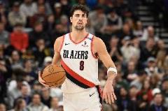 阿夫迪亞上半場(chǎng)高效輸出，8投5中砍下17分7板1助帶領(lǐng)球隊(duì)前行