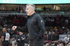 近10戰(zhàn)8勝2負(fù)！多諾萬(wàn)：球隊(duì)進(jìn)攻端表現(xiàn)突出是關(guān)鍵因素