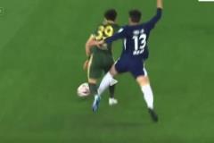 可惜??！鄭凱木身后絆倒+踩中王鈺棟腳踝，王鈺棟被擔(dān)架抬下