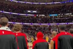 板凳席視角！終場哨響一刻公牛全員沖進(jìn)場內(nèi)“圍毆”基迪