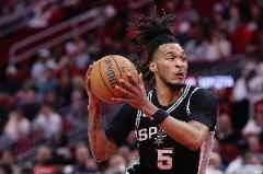 卡斯?fàn)柛咝П憩F(xiàn)：24投9中轟22分11板8助