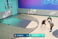 網(wǎng)紅球手挑戰(zhàn)東契奇，真的是像打小學生一樣