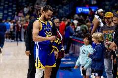 小學(xué)生聚會??庫里賽后暖心為小球迷簽名留球衣