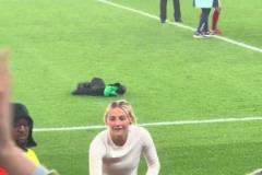 凱莉賽后把球衣送給球迷，我直接史詩(shī)級(jí)過(guò)肺