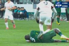 馬寧緊急拉扯！費利佩倒地踩中恩加德烏腹部，兩隊激烈沖突