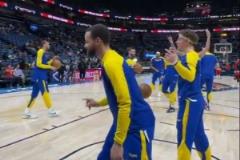 庫里熱身超高拋物線上籃，皮球彈地后從筐下鉆出