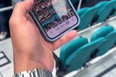 這老哥是真激動(dòng)！和梅西合影后球迷手拿手機(jī)一直顫抖