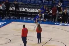 庫里熱身展示精湛腳法，最后一記三分命中