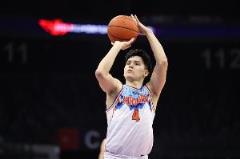 伊力福拉提41分鐘12中6砍19分+7板2助表現(xiàn)亮眼