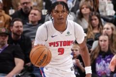 奧薩爾全場(chǎng)18分10板2助2斷4帽 靈活沖擊內(nèi)線(xiàn)守護(hù)禁飛區(qū)