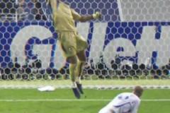 世界第一中場(chǎng)vs世界第一門將！布馮撲出齊達(dá)內(nèi)近距離神級(jí)頭球！