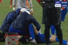 王彤遠(yuǎn)射后躲封堵意外摔地翻滾被擔(dān)架抬下