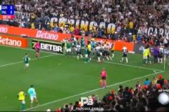 德佩雙腳踩球嘲諷對手！對手不滿將德佩干倒雙方爆發(fā)全武行！