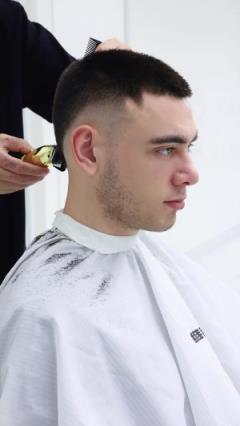 澳大利亞球員米勒杭州放松時(shí)刻，踢國足還順便理個(gè)發(fā)