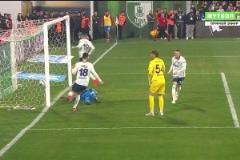 門將出擊失誤送禮！希曼斯基輕松頭球破門笑納大禮！