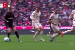 拜仁被扳平！戴爾金玟哉協(xié)防不同步，圣保利球員輕松包抄破門