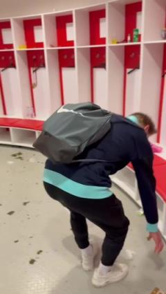 謙遜典范！厄德高單場(chǎng)助攻戴帽，賽后仍留在更衣室?guī)兔κ帐袄? style=