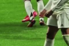 這……看著塊頭不小姆巴佩抓著“弟弟”來(lái)回?fù)u晃，嘲諷拉滿了