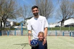 貝納永社交媒體發(fā)布與家人踢球視頻：三代人齊聚在一切開(kāi)始的球場(chǎng)