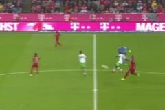 諾伊爾出擊到中場沒能解圍皮球！把球迷嚇出心臟??！