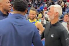 我的偶像是逗比庫里賽后圍著勇士前助教科林斯團(tuán)團(tuán)轉(zhuǎn)