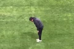 河大成賽后謝場(chǎng)致意國(guó)安球迷，蓉城助教歐巴回歸引關(guān)注