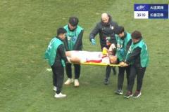 亞泰隊兩人傷退，李申圓返回更衣室，譚龍被擔(dān)架抬下球場