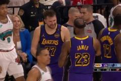 賺了賺了！東契奇從灰熊女助教懷里起身時(shí)，笑的很開心啊