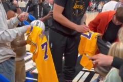 東契奇這人氣真可以！在灰熊主場(chǎng)也這么多球迷追著要簽名